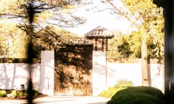 Puerta principal acceso al recinto