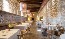 El Restaurante Converso es un exclusivo restaurante a la carta que ofrece gastronomía slow food basada en platos de la cocina tradicional y moderna, elaborados con productos de alta calidad de la zona.