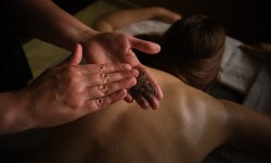 Disfruta de un masaje relajante de cuerpo entero con presión profunda y movimientos envolventes para aliviar tensiones, relajar la musculatura y activar la circulación.