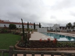 Piscina y Pool Bar en Hotel Hospes Palacio de Arenales & Spa Cáceres