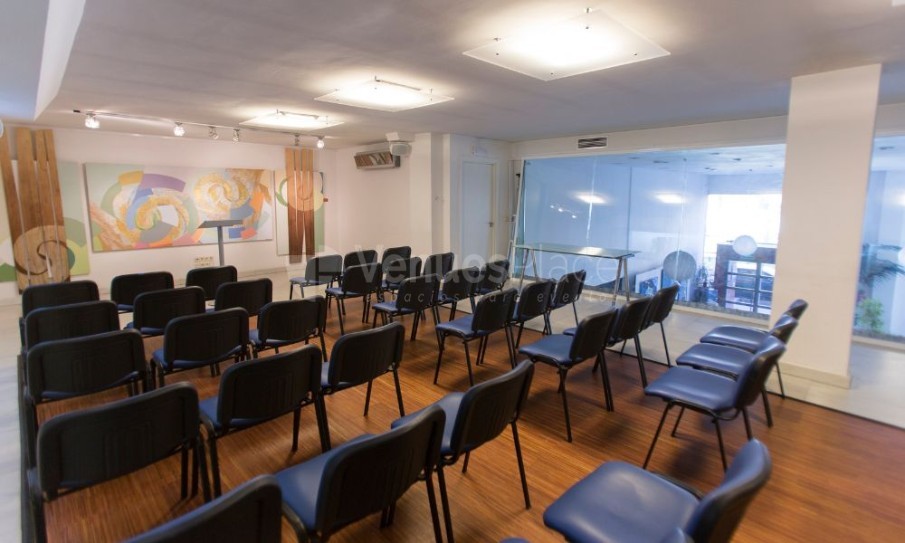 Sala azul; perfecta para conferencias, presentaciones, reuniones de accionistas, etc.