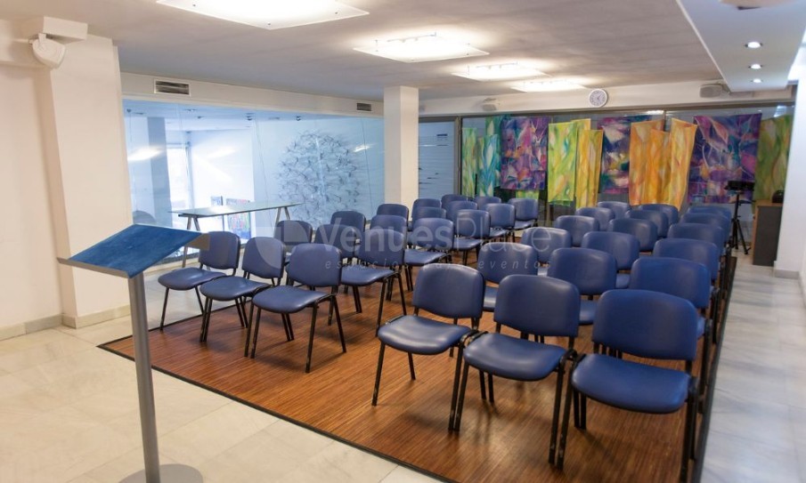 Sala azul; perfecta para conferencias, presentaciones, reuniones de accionistas, etc