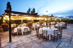 terraza con montaje boda rústica al aire libre