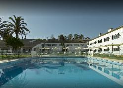 Amplia piscina para tus eventos de empresa en Parador de Antequera