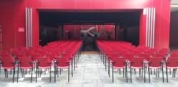 Salón de actos con patio exterior (teatro)